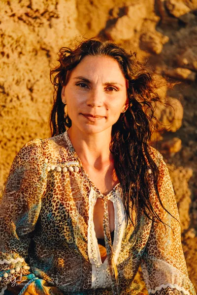 אישה על_רקע_סלעים_בשעת_הזהב_בחוף_פלמחים