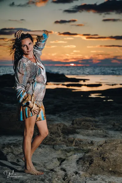 אישה_בחוף_ברקע_שקיע_בים_צילומי_אישיים