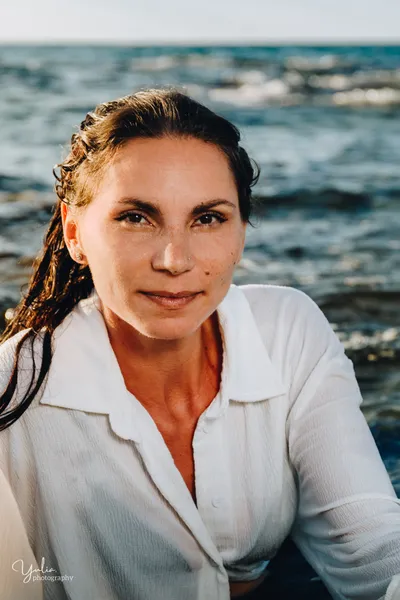 אישה_בחוף_הים_עם_ים_ברקע