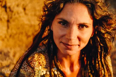 אישה_על_רקע_סלעים_בשעת_הזהב