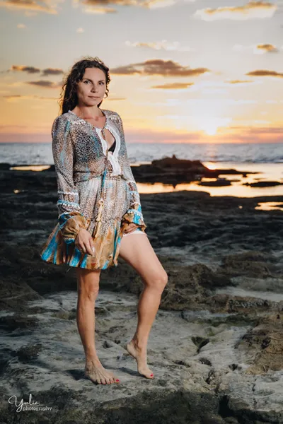 א_אישה_בחוף_הים_בשקיעה