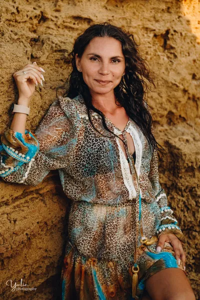 בחורה_בשמלה_צבעונית_על_רקע_סלעים