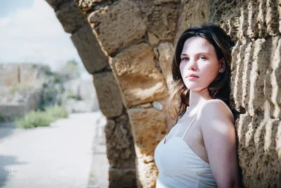 בחורה_ליד_קיר_לבנים_בקיסריה_צלם_זוגיות_מומלץ