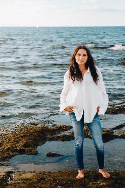 בחורה_עומדת_ליד_המים_בים_צילומים_אישיים