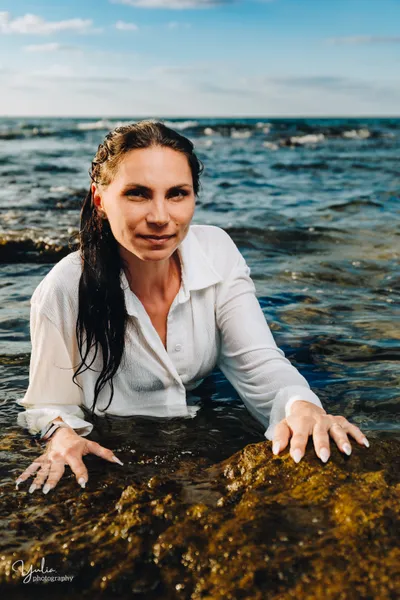 בחורה_עם_ים_ברקע