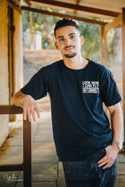 בחור_בחולצה_שחורה_צילומים_אישיים