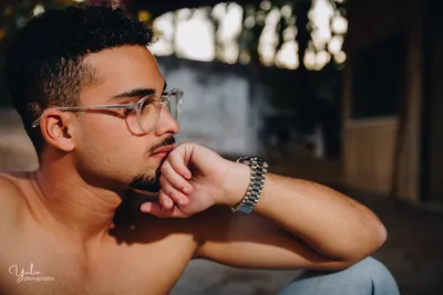 בחור_בלי_חולצה_יושב_על_הריצפה_צילומי_סולו