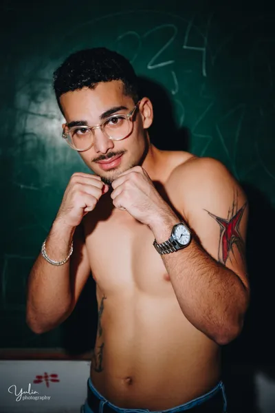 בחור_בלי_חולצה_עומד_בתנוחת_איגרוף_צילומי_סולו