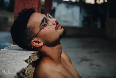 בחור_בלי_חולצה_ראש_מונח_על_מעקה_בטון_צילומים_אישיים