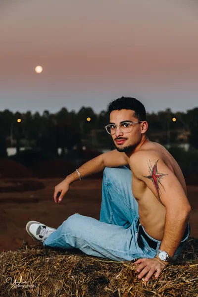 בחור_בשקיעה_יושב_על_בלוק_קש_צילומים_אישיים