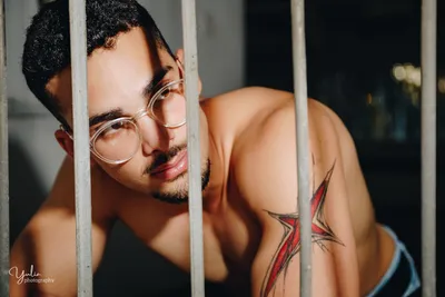 בחור_עומד_במנה_מאחורי_חלון_סורגים