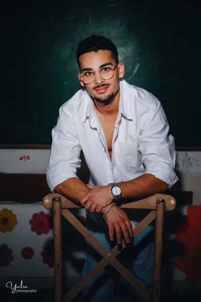 בחור_עומד_ליד_כיסה_בתוך_כיתה_פורטרט