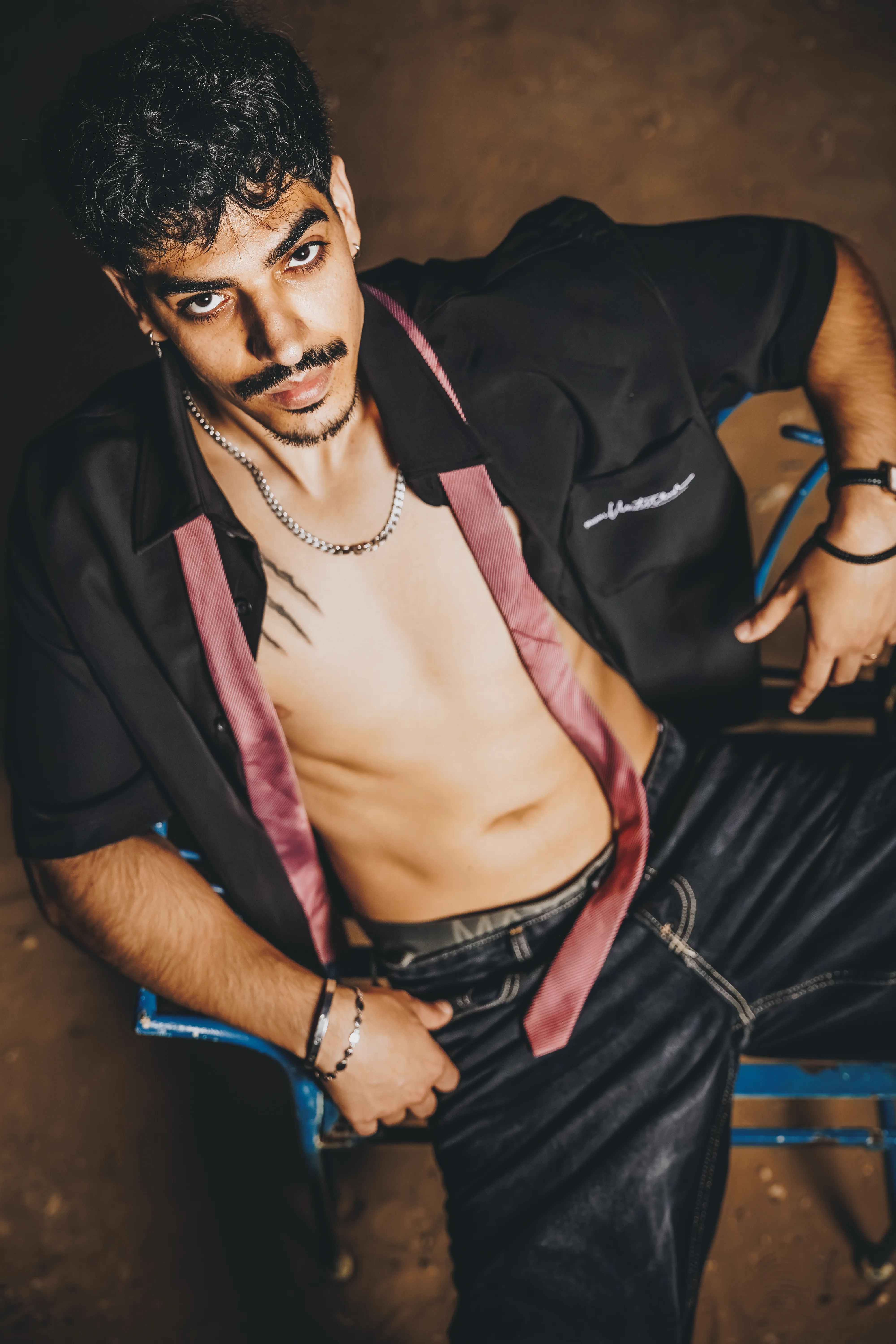 גבר ליד כיסא בכיתה