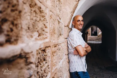 גבר_עומד_ליד_קיר_לבנים_ביפו_העתיקה_בוק_אישי