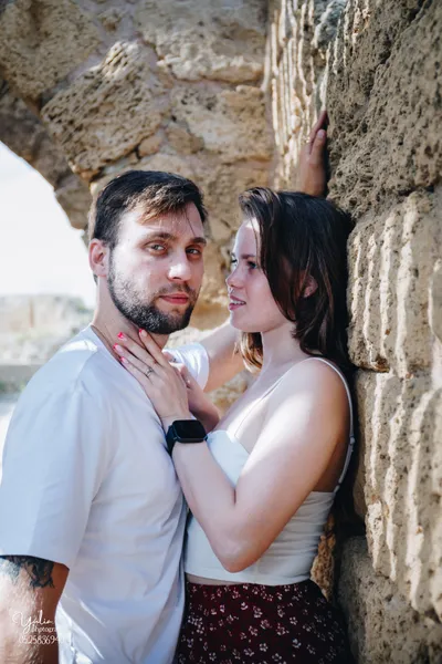 זוג_עומדים_ליד_קיר_לבנים_בקיסריה_צלמת_זוגיות_מומלצת