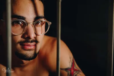 פורטרט_בחור_מאחורי_חלון_סורגים