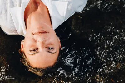 פורטרט_הפוך_בחורה_בתוך_הים