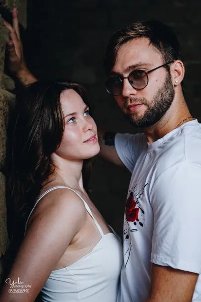 גבר_ובחורה_ליד_קיר_לבנים_עתיק_צילומי_זוגיות