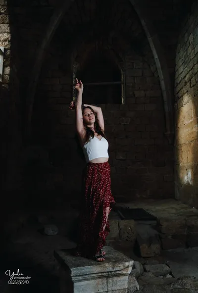 בחורה_בתוך_חדר_חשוך_אור_שמש_רך_מהחלון_צלמת_משפחה_מומלצת