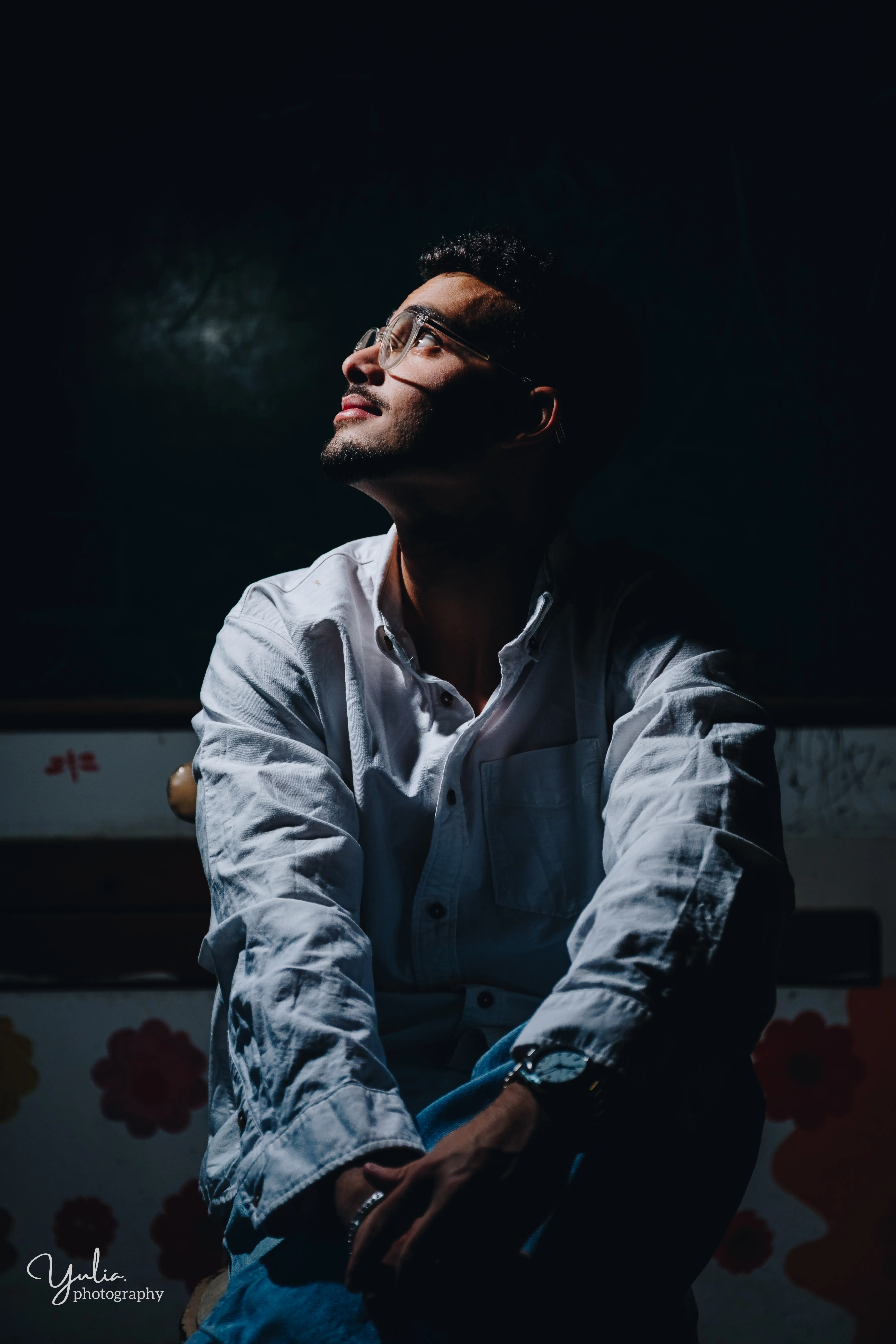 צילומי בוק אישי של בחור צעיר בתאורה חלשה