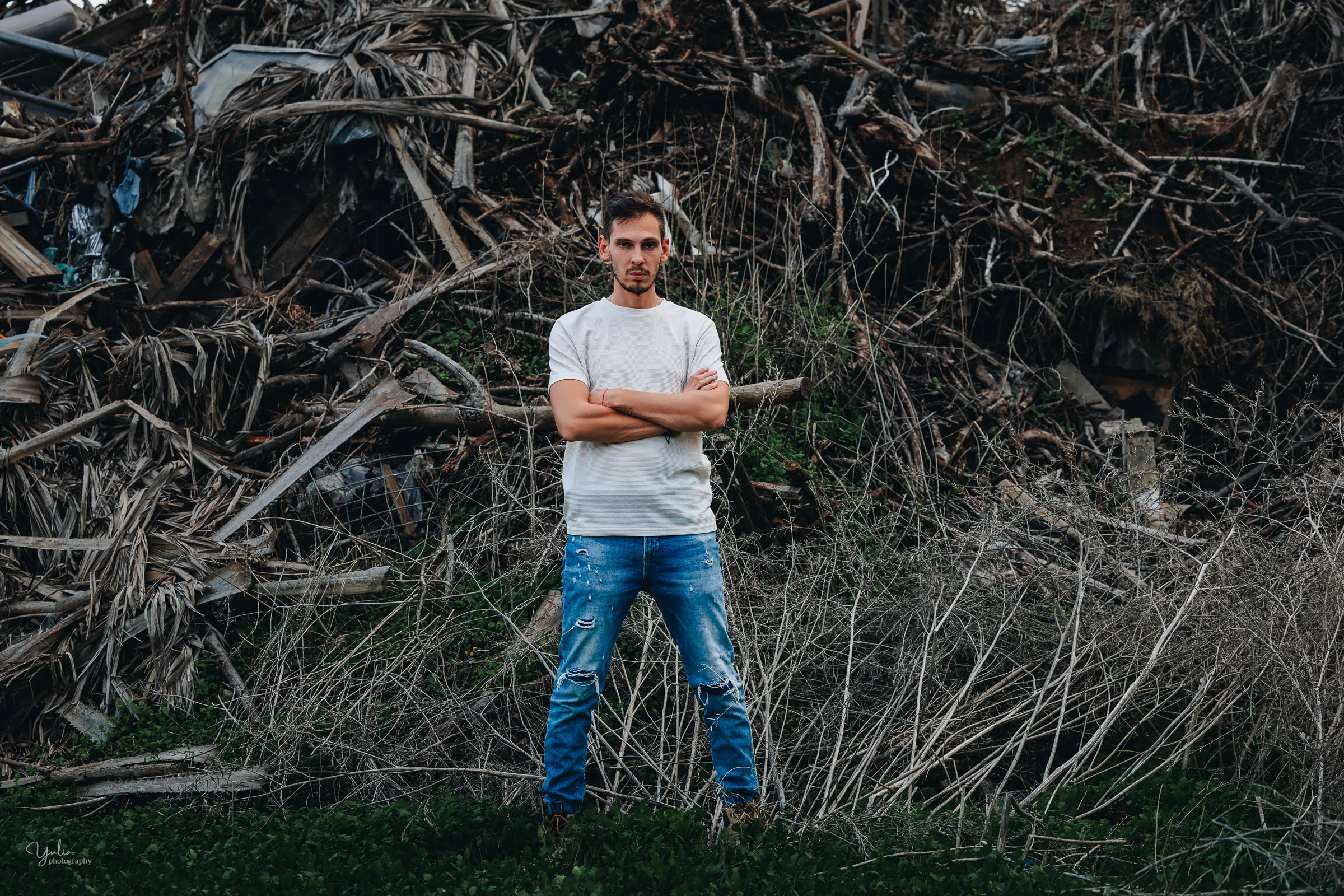 בחור עומד על רקע של הר מעדמה ועצים