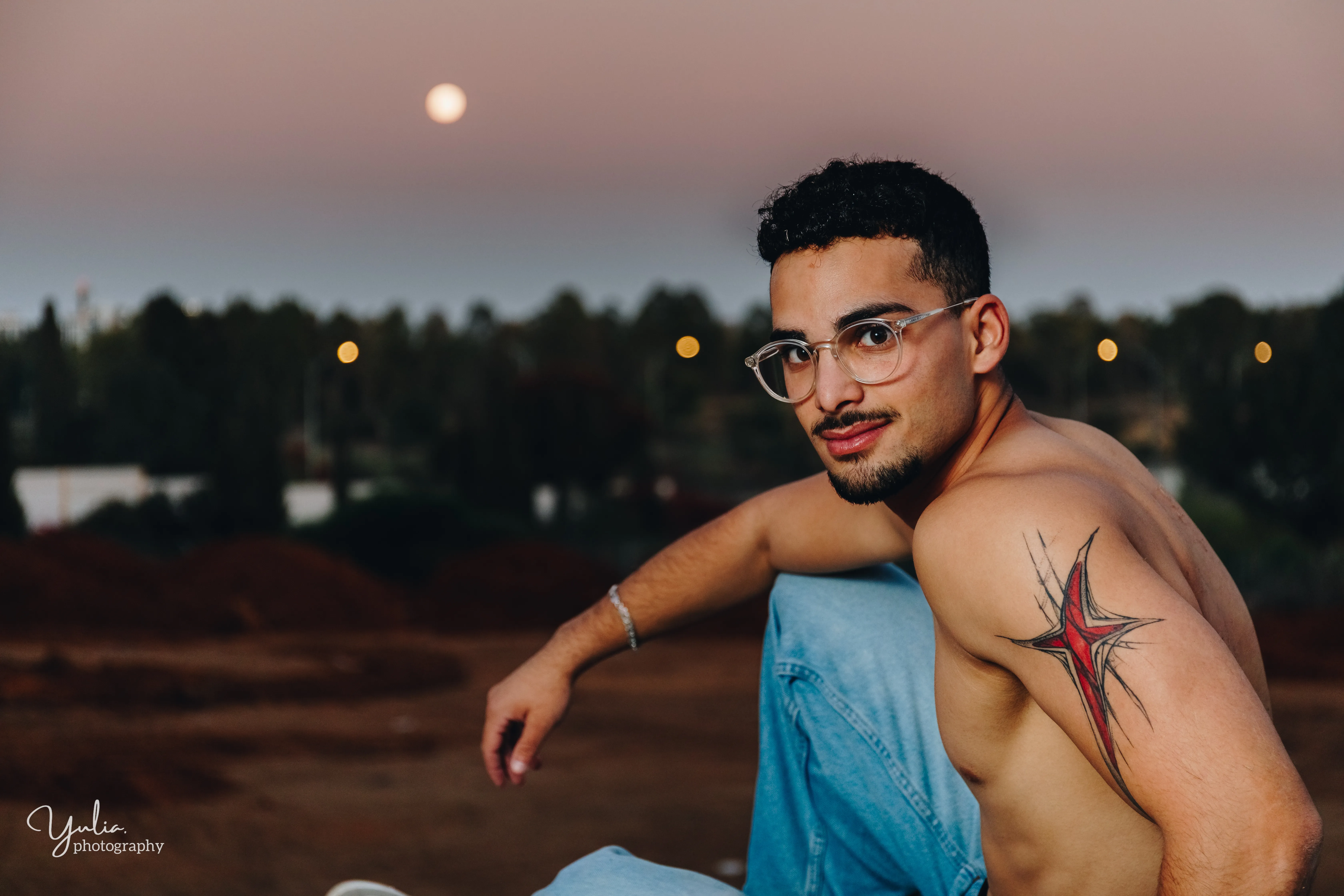 בחור בשקיעה יושב בלי חולצה בוק אישי