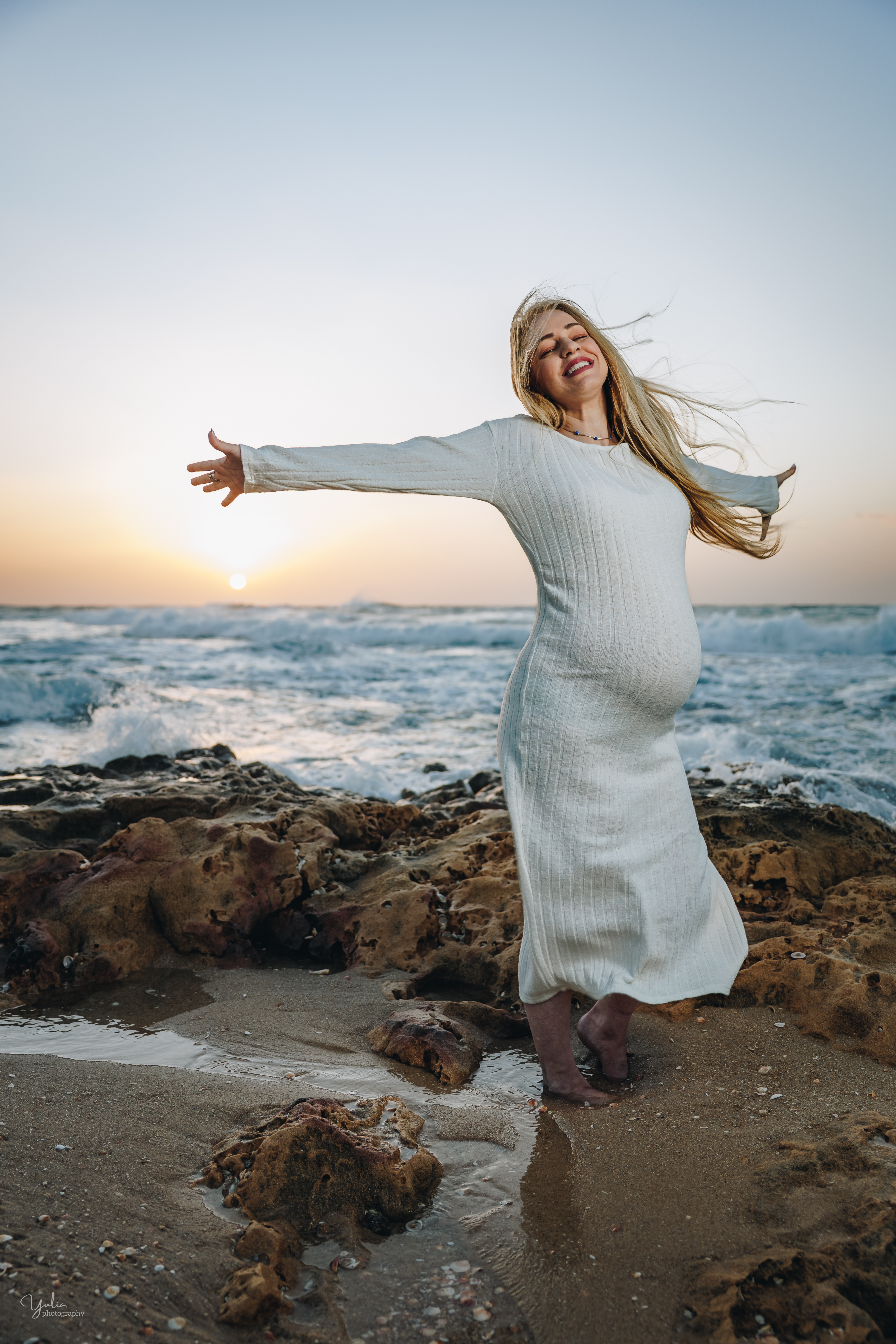 צילומי הריון צנועים בשקיעה