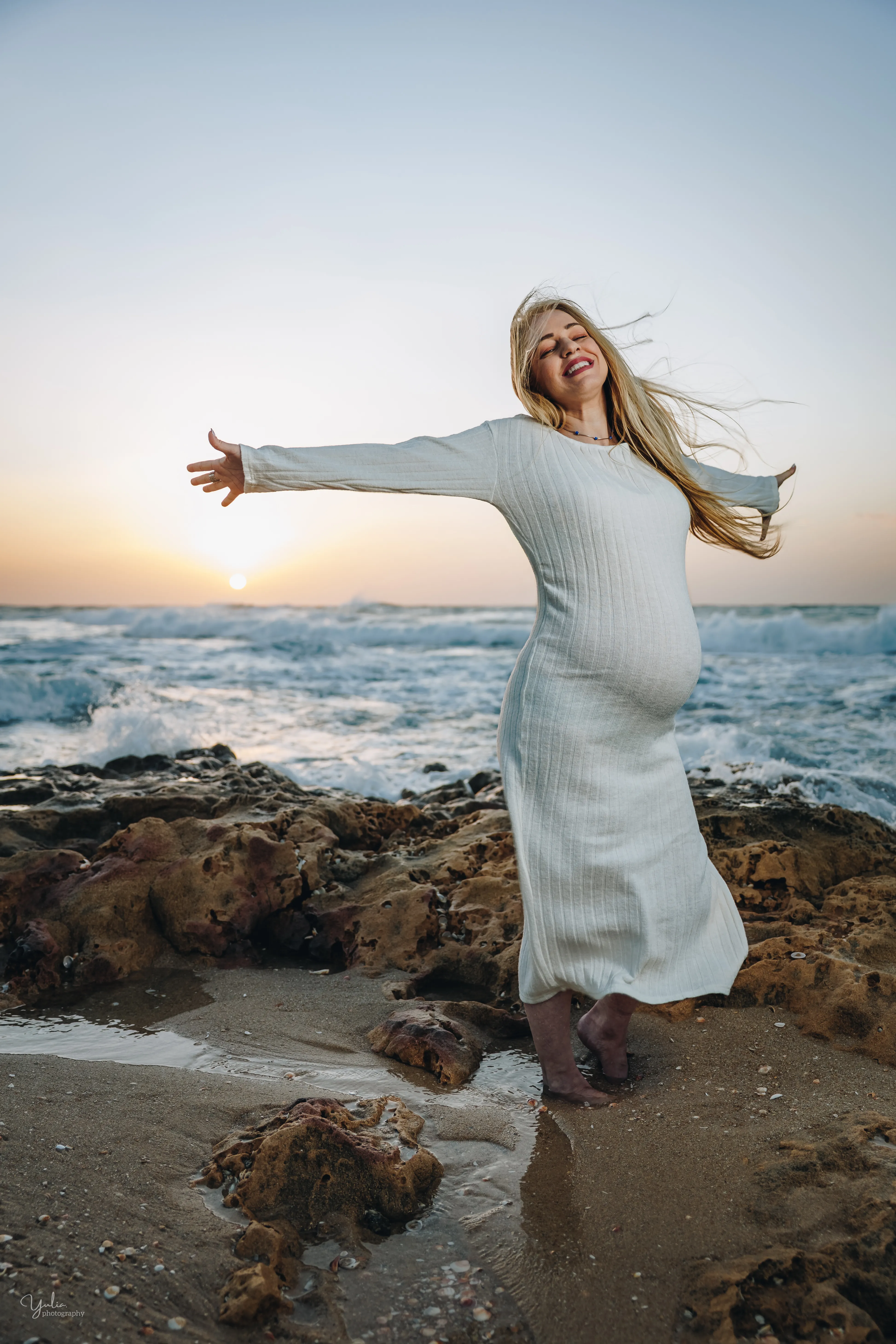 זוג יושב על דק ליד המים בגן היפני חולון