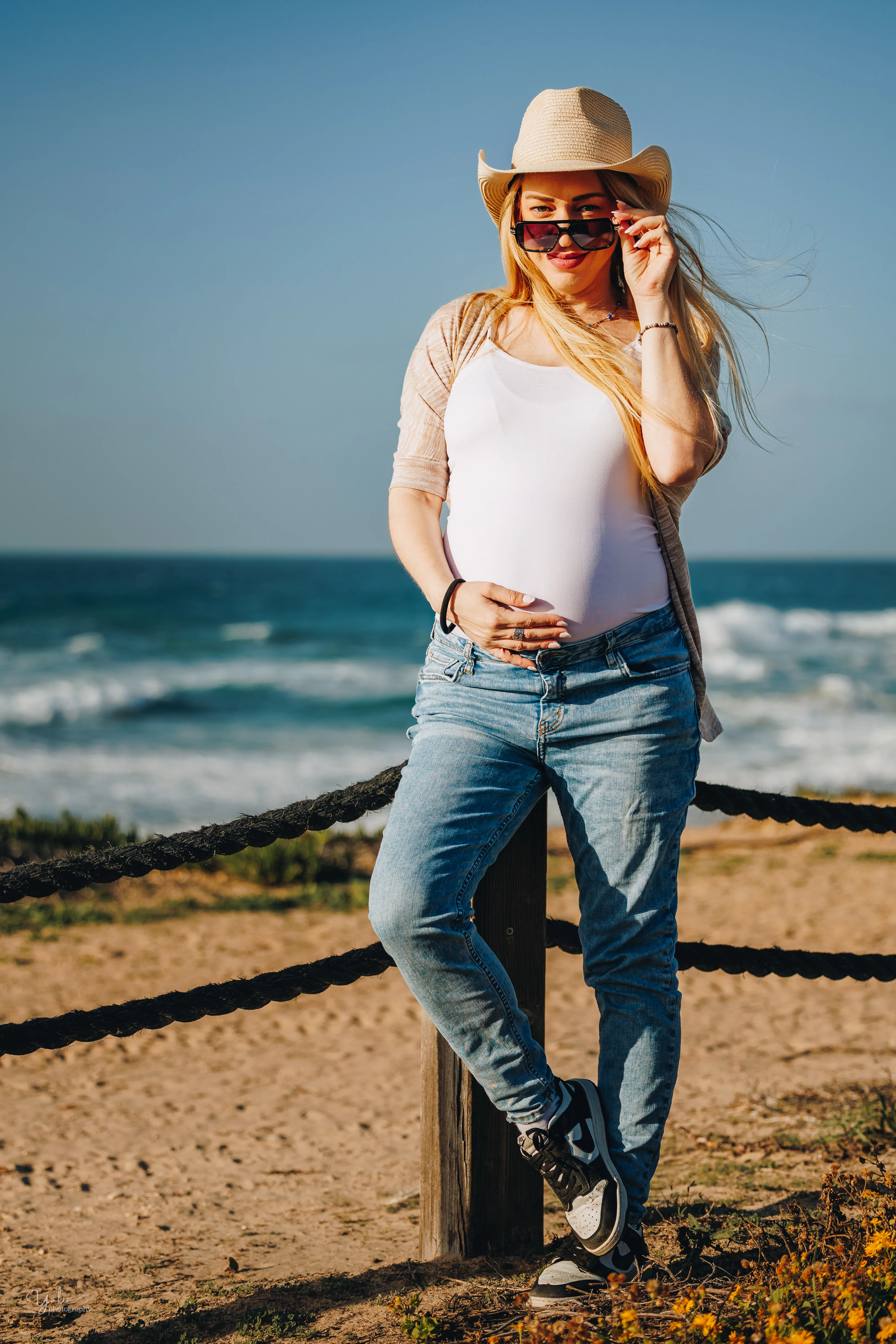 צילומי הריון בים עם אביזרים