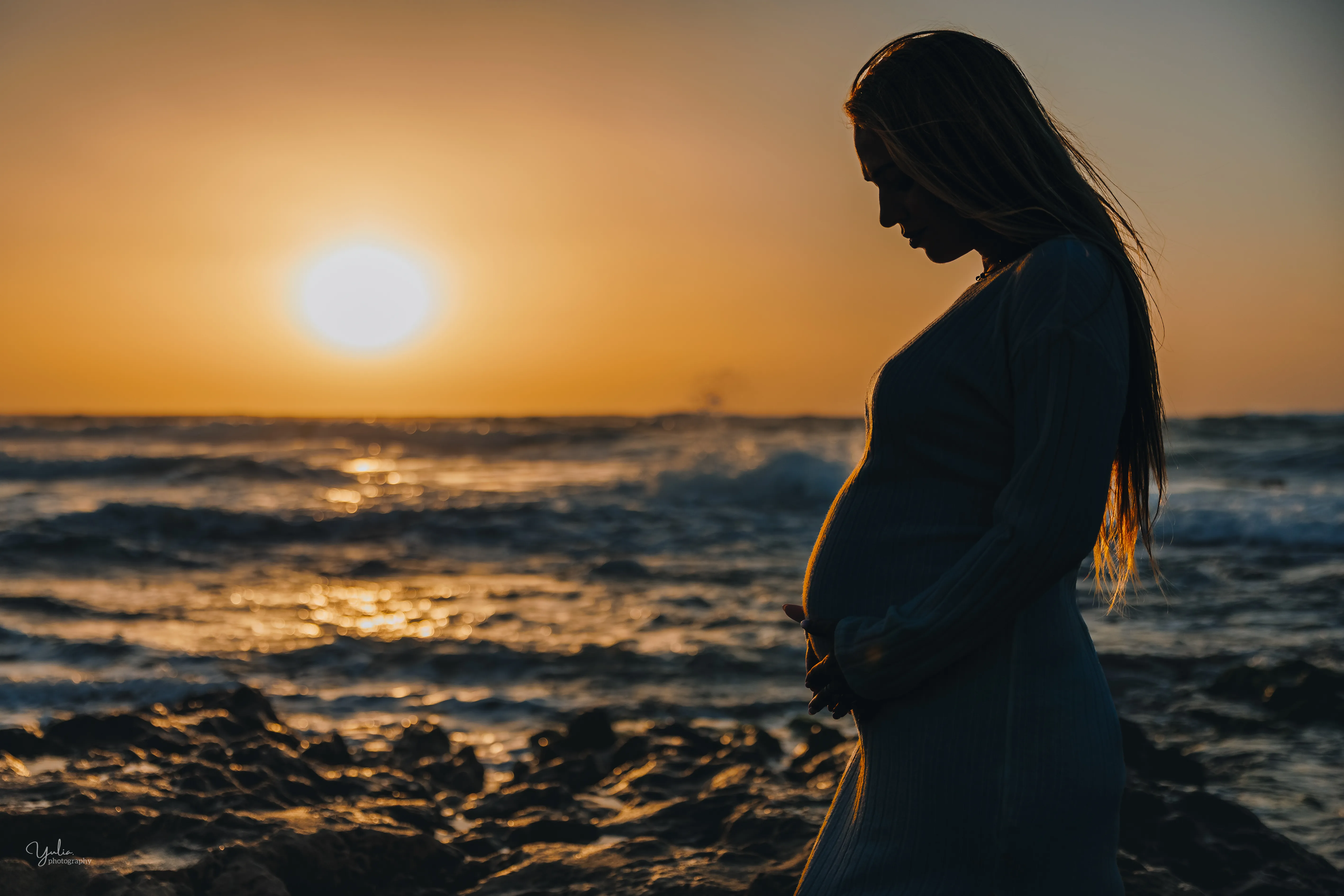 זוג יושב על דק ליד המים בגן היפני חולון