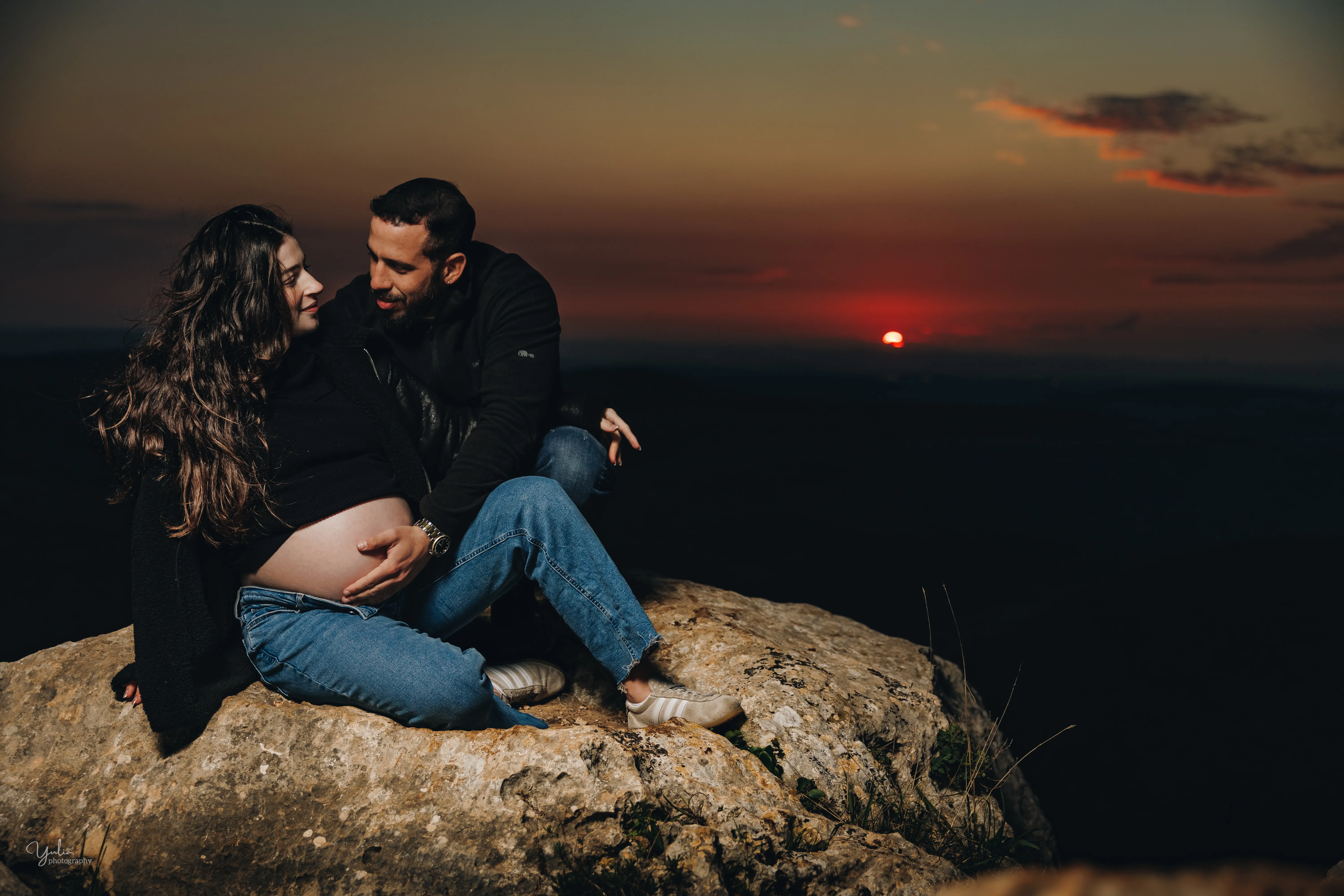 זוג יושב על דק ליד המים בגן היפני חולון