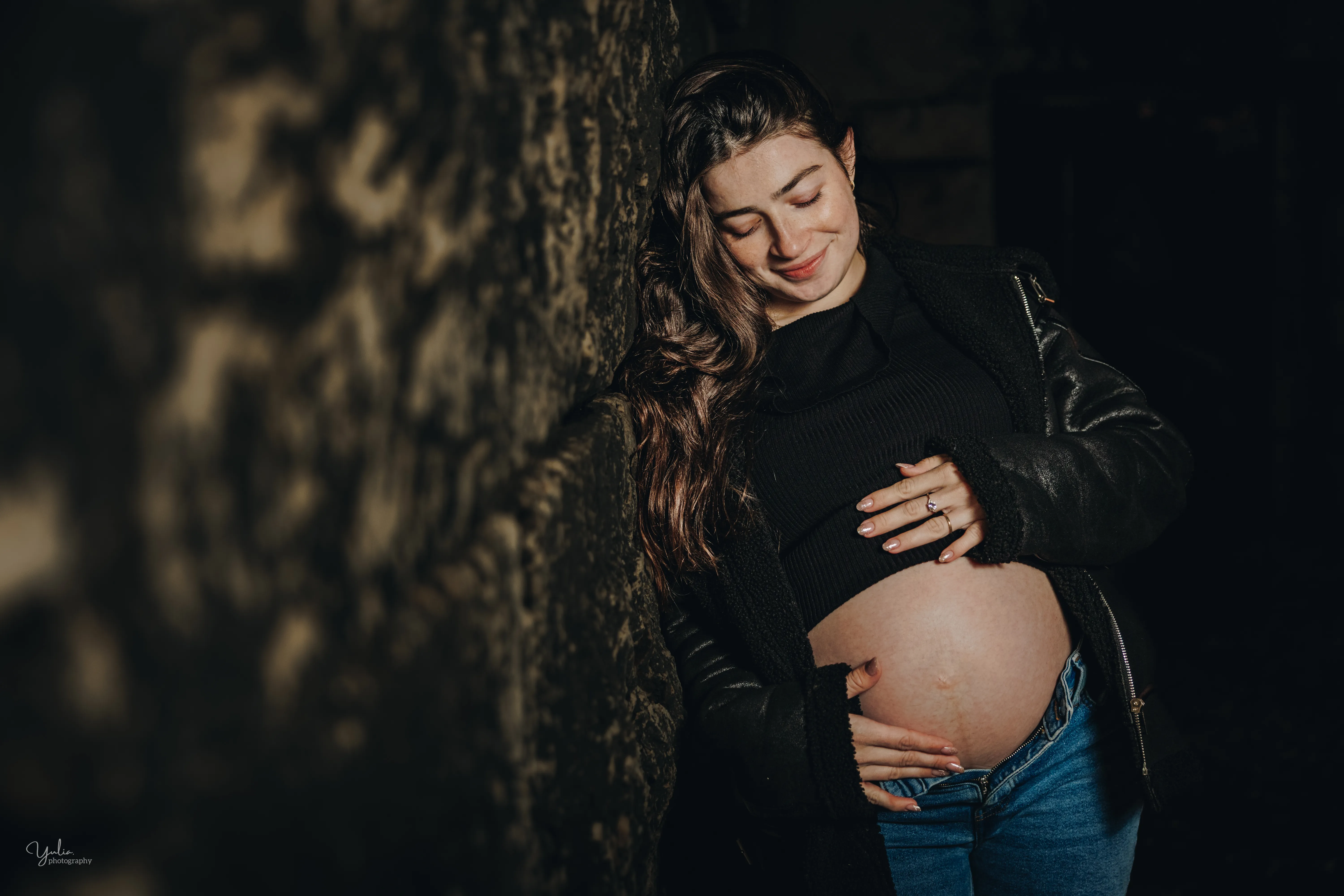 זוג יושב על דק ליד המים בגן היפני חולון