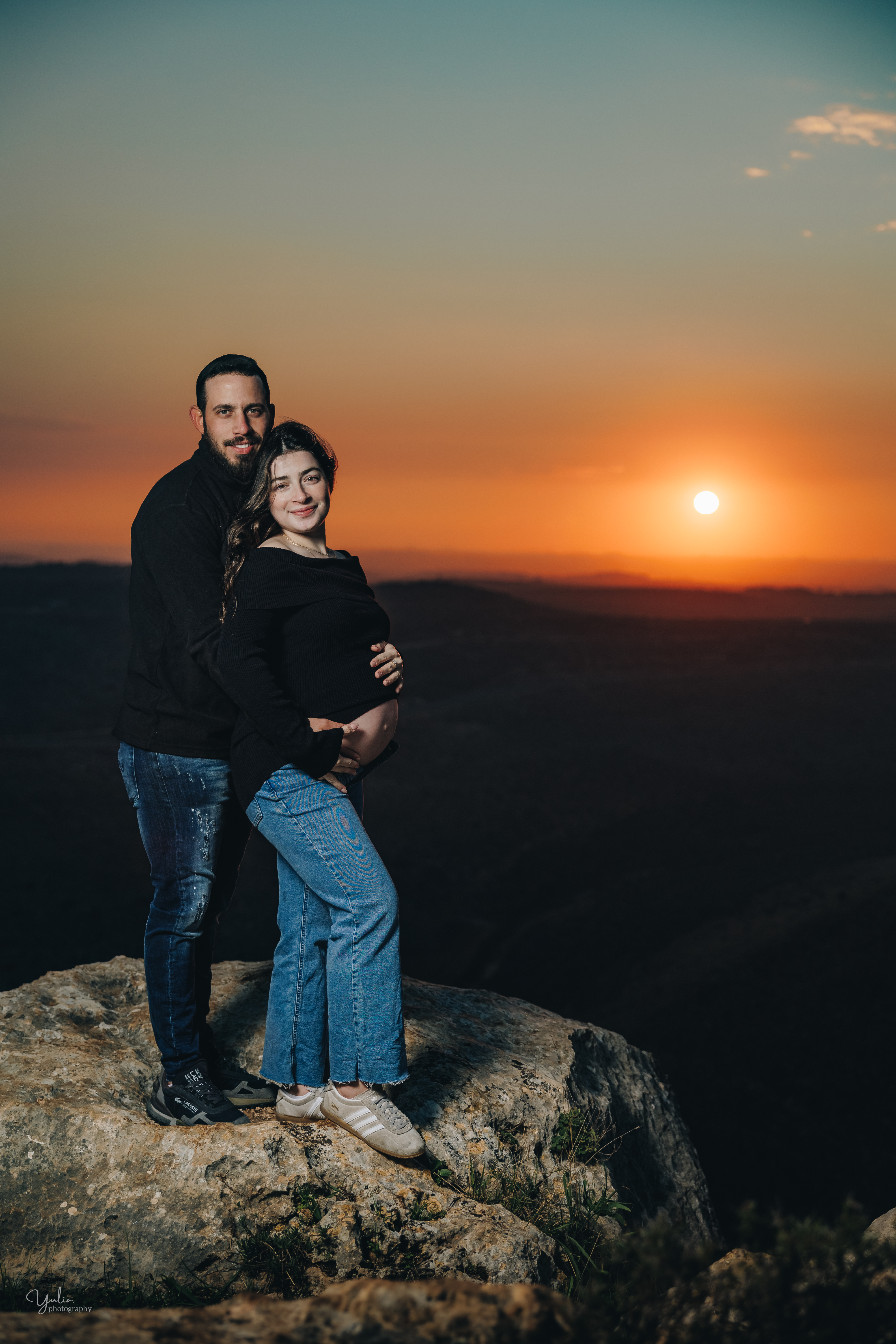 צילומי הריון זוגיים בשקיעה 